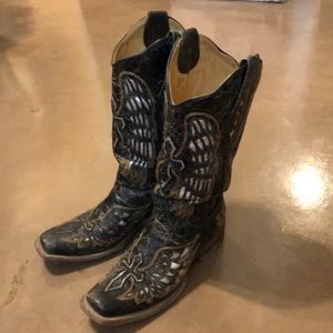 Corral boots with cross and angel wing designs size 7.5